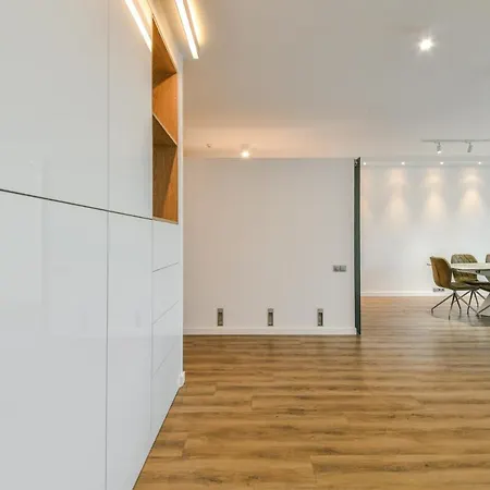 K129 Living In Center